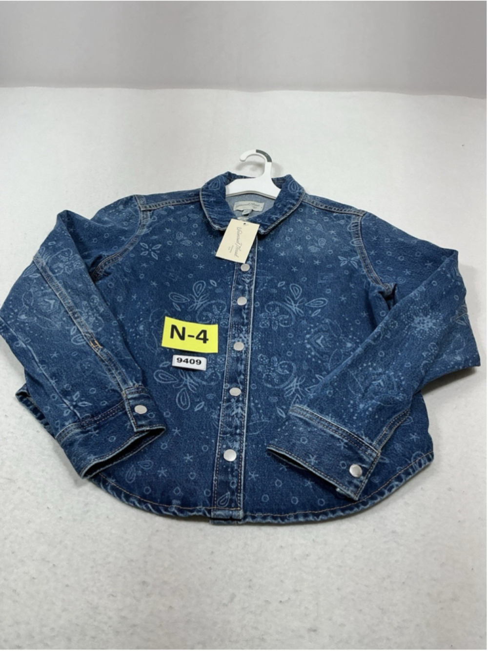 Womans NWT Universal Thread Blue Denim Collared Slim Shirt Medium